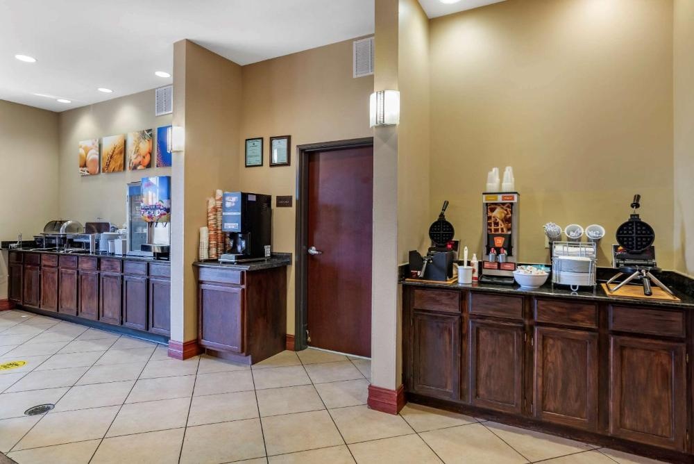 Comfort Suites Airport South Image 13